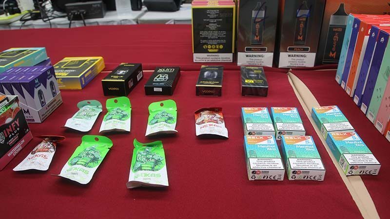 Las autoridades tailandesas intensifican la represión de las ventas ilegales de cigarrillos electrónicos en Chanthaburi.