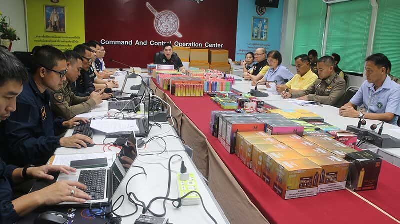 Las autoridades tailandesas intensifican la represión de las ventas ilegales de cigarrillos electrónicos en Chanthaburi.