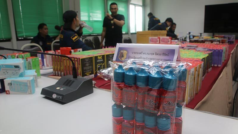 Las autoridades tailandesas intensifican la represión de las ventas ilegales de cigarrillos electrónicos en Chanthaburi.