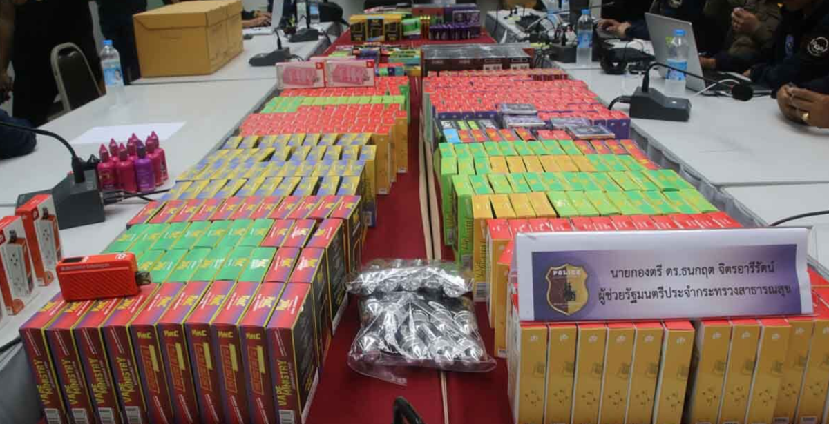 Las autoridades tailandesas intensifican la represión de las ventas ilegales de cigarrillos electrónicos en Chanthaburi.