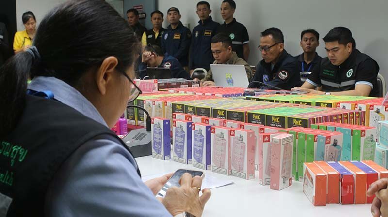 Las autoridades tailandesas intensifican la represión de las ventas ilegales de cigarrillos electrónicos en Chanthaburi.