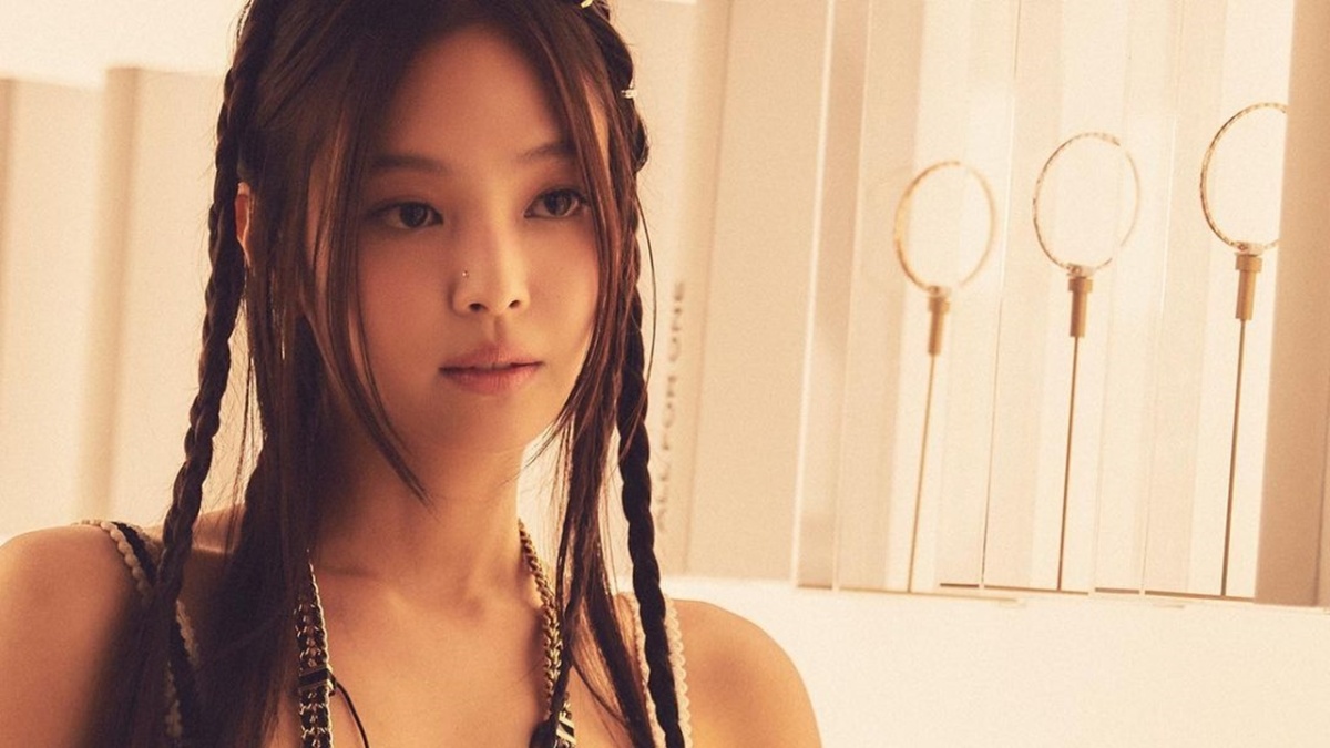 韩团BLACKPINK成员Jennie吸电子烟事件引争议 经纪公司公开致歉