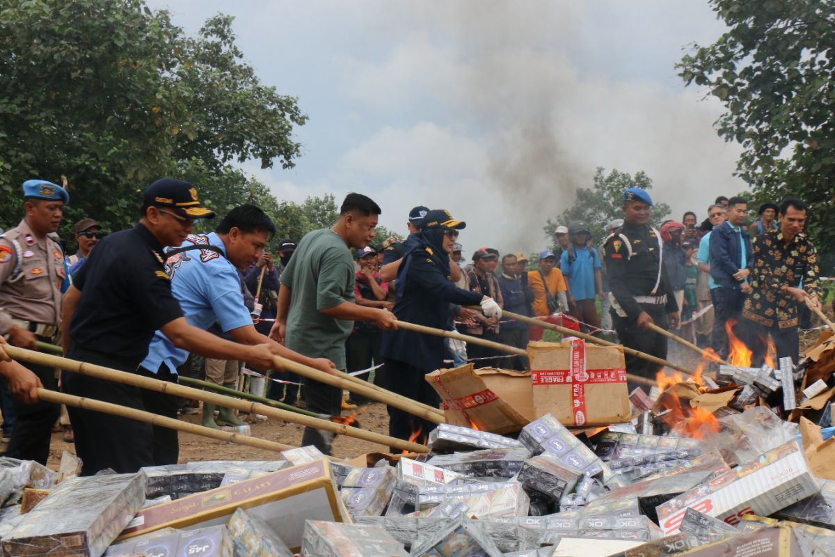 Funcionarios indonesios destruyen 40 millones de productos de tabaco ilegales.
