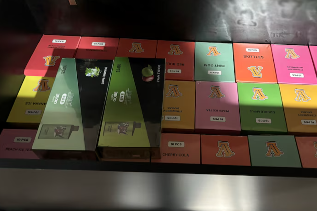 La policía reprime el comercio ilegal de tabaco y cigarrillos electrónicos.