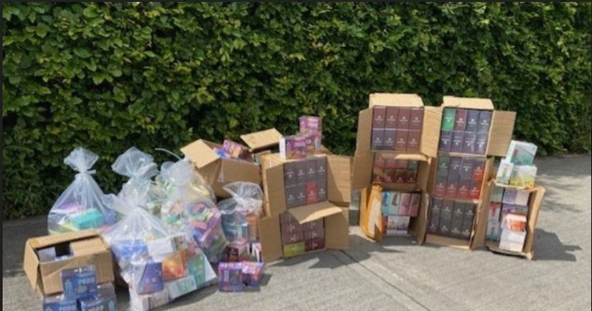Cigarrillos electrónicos ilegales y productos falsificados decomisados en un allanamiento en Northumberland.