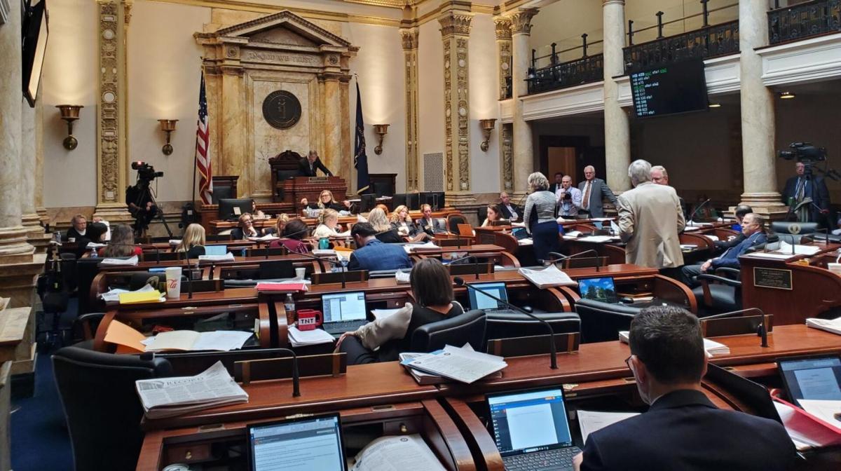 Las escuelas públicas de Kentucky prohibirán los cigarrillos electrónicos a partir del lunes.