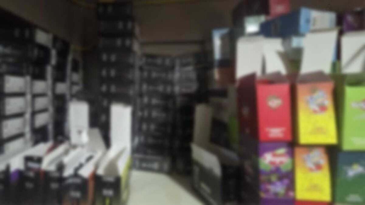 Redada policial descubre gran almacén ilegal de cigarrillos electrónicos en Tailandia.