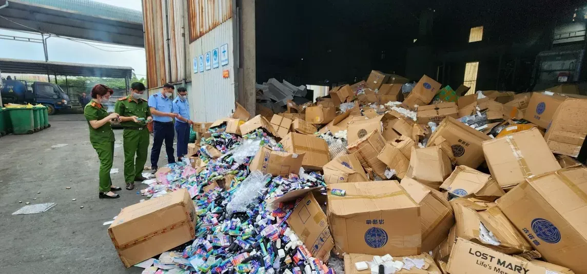 Vietnam destruye el mayor lote de productos ilegales de cigarrillos electrónicos.