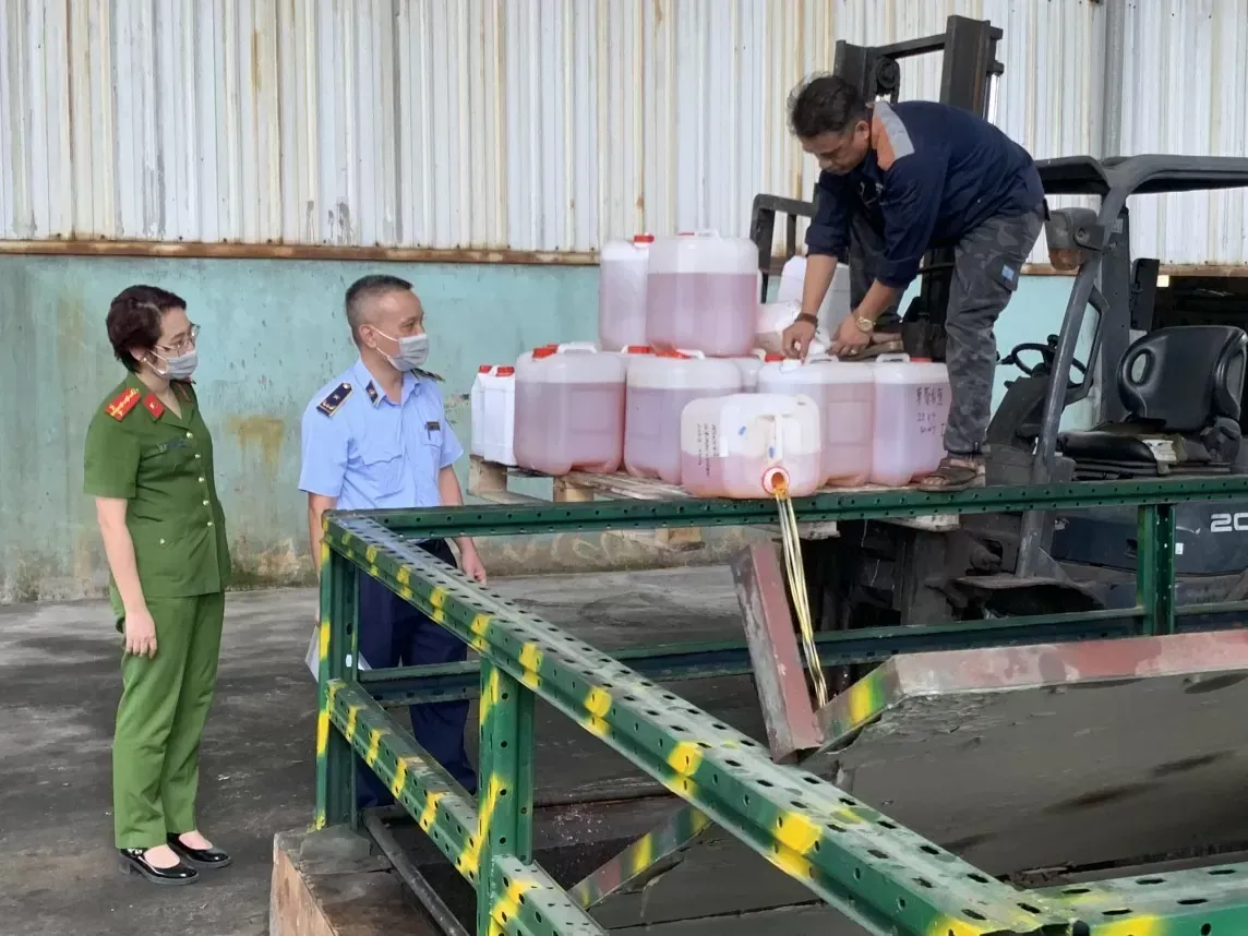 Vietnam destruye el mayor lote de productos ilegales de cigarrillos electrónicos.