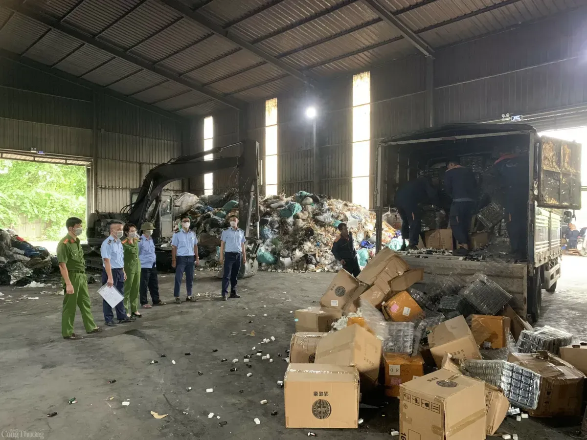 Vietnam destruye el mayor lote de productos ilegales de cigarrillos electrónicos.
