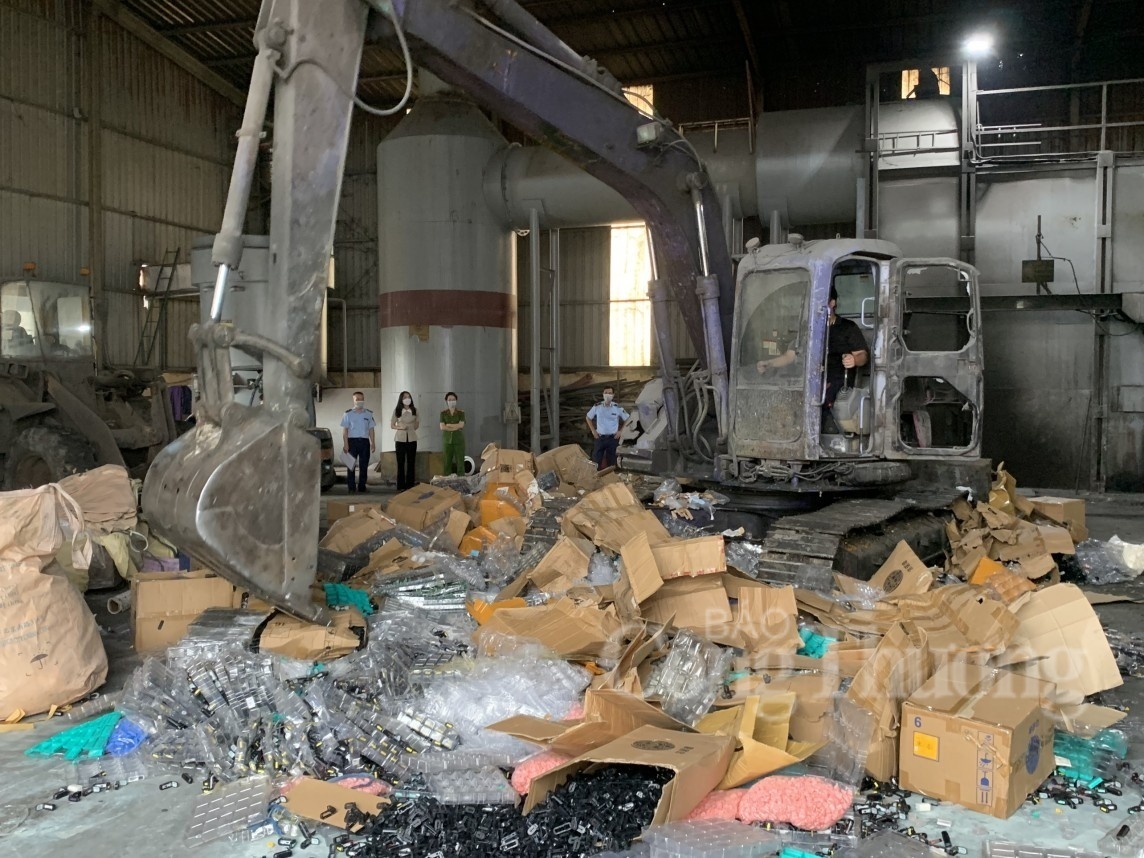 Vietnam destruye el mayor lote de productos ilegales de cigarrillos electrónicos.