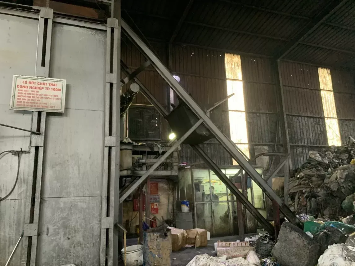 Vietnam destruye el mayor lote de productos ilegales de cigarrillos electrónicos.