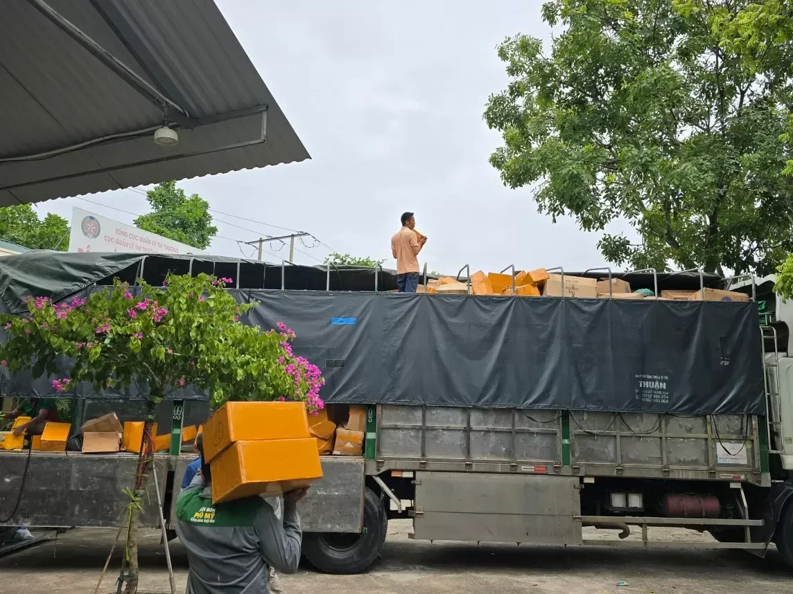 Vietnam destruye el mayor lote de productos ilegales de cigarrillos electrónicos.