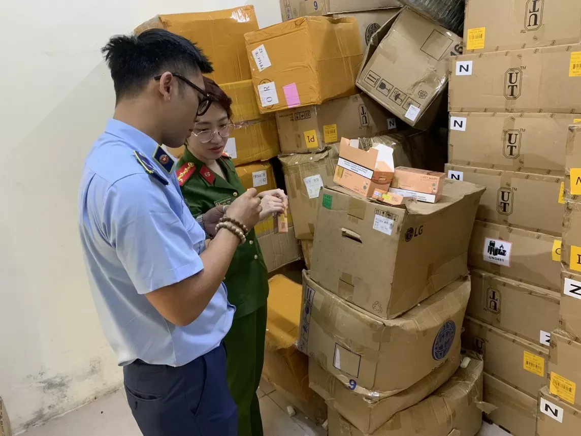 Vietnam destruye el mayor lote de productos ilegales de cigarrillos electrónicos.