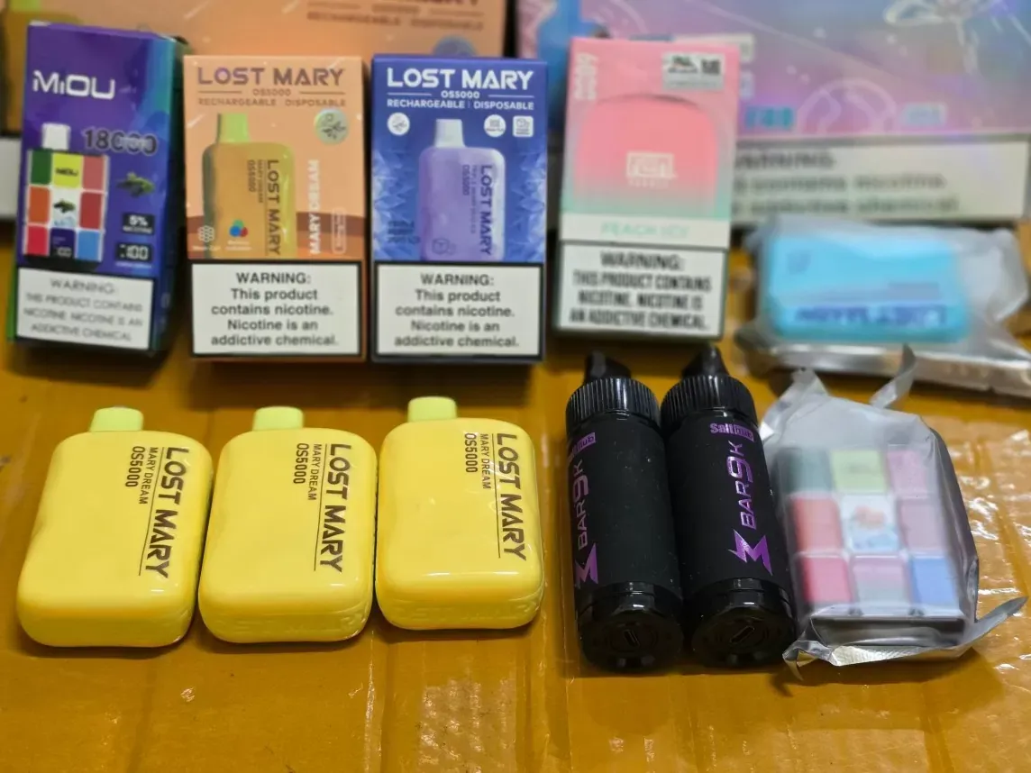 Vietnam destruye el mayor lote de productos ilegales de cigarrillos electrónicos.