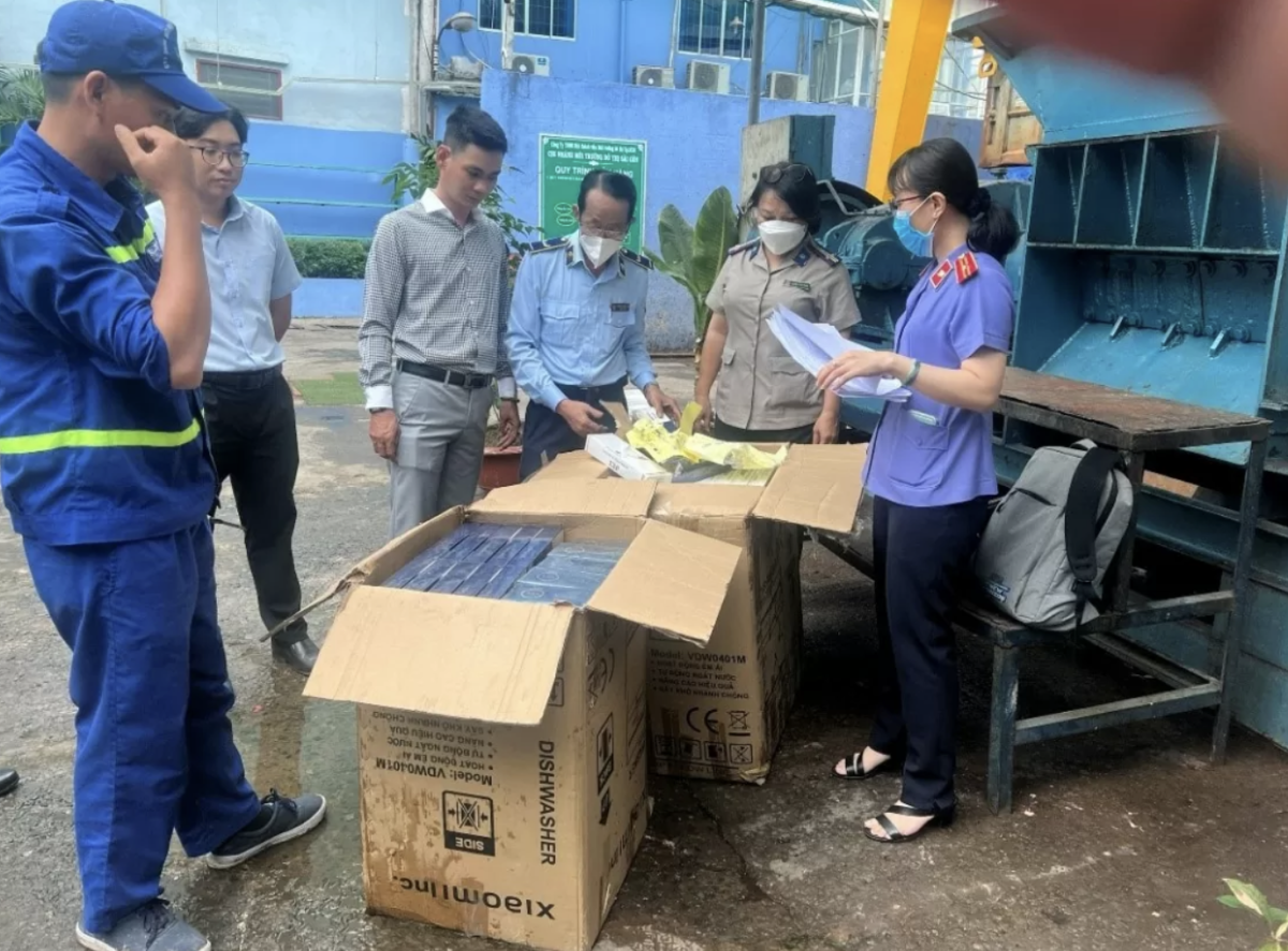 Destrucción de productos ilegales de tabaco importados en la ciudad de Ho Chi Minh.