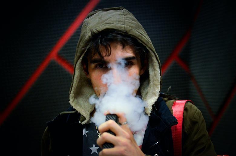 Tendencia creciente del uso de cigarrillos electrónicos entre los jóvenes de Tennessee