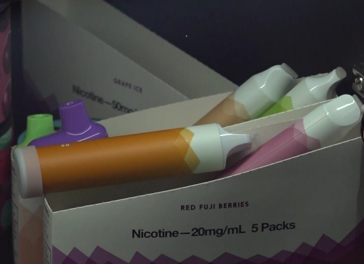 Investigación sobre la venta ilegal de cigarrillos electrónicos en Almaty, Kazajistán.
