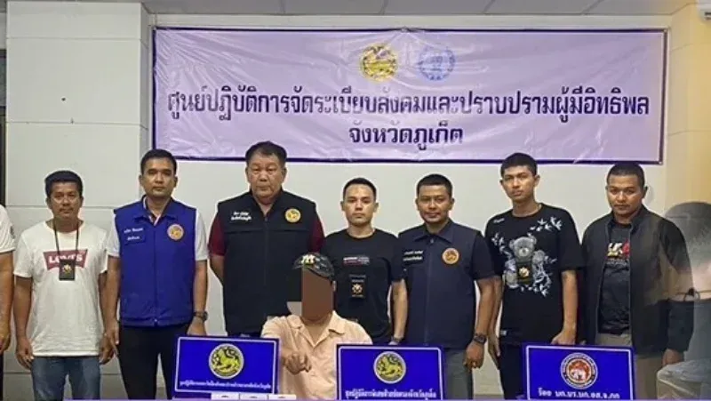 Las autoridades tailandesas confiscan productos ilegales de cigarrillos electrónicos en un operativo en Phuket.