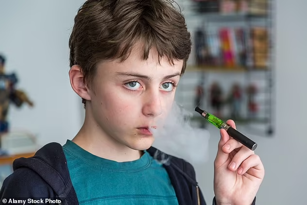 Advertencia contra permitir que los niños usen cigarrillos electrónicos en casa