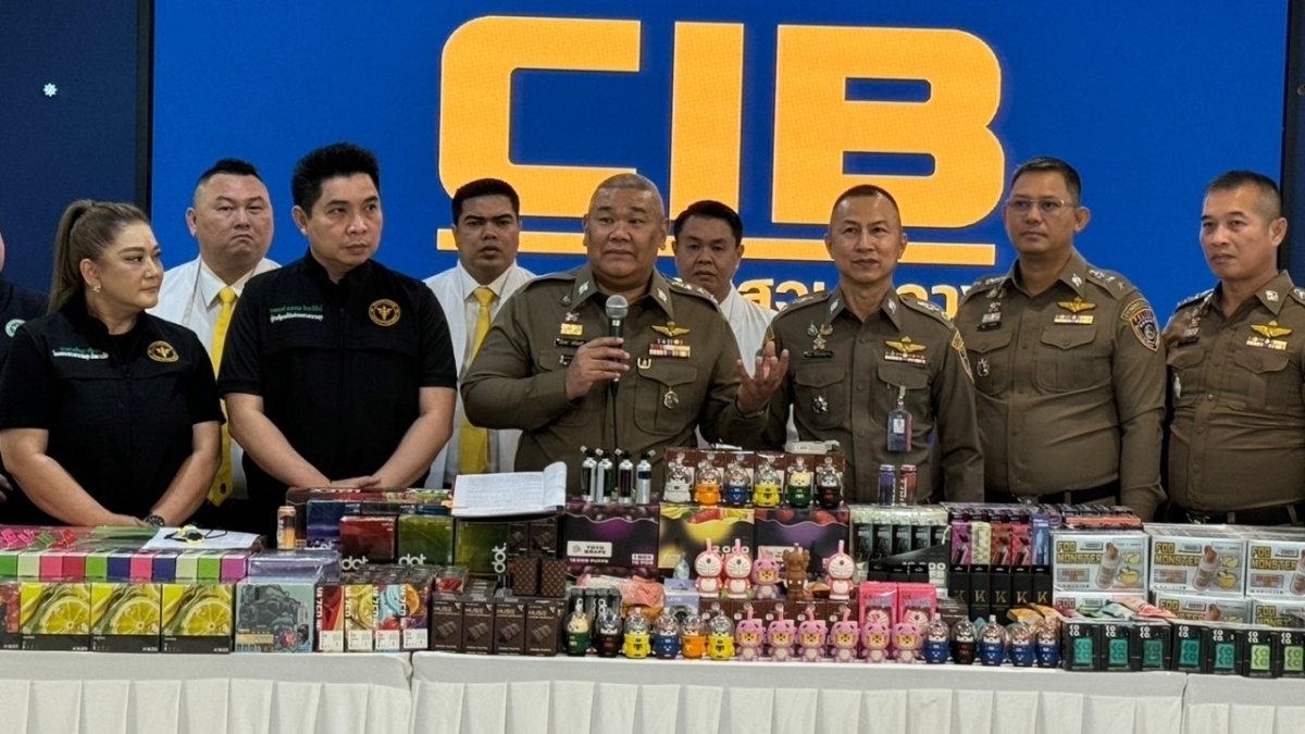 La policía tailandesa allanó un gran centro de ventas de cigarrillos electrónicos, decomisando más de 30,000 productos.