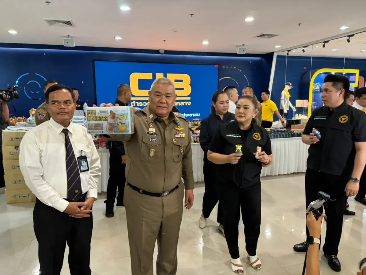 La policía tailandesa allanó un gran centro de ventas de cigarrillos electrónicos, decomisando más de 30,000 productos.