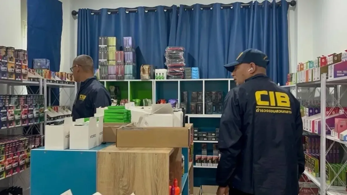 La policía tailandesa allanó un gran centro de ventas de cigarrillos electrónicos, decomisando más de 30,000 productos.