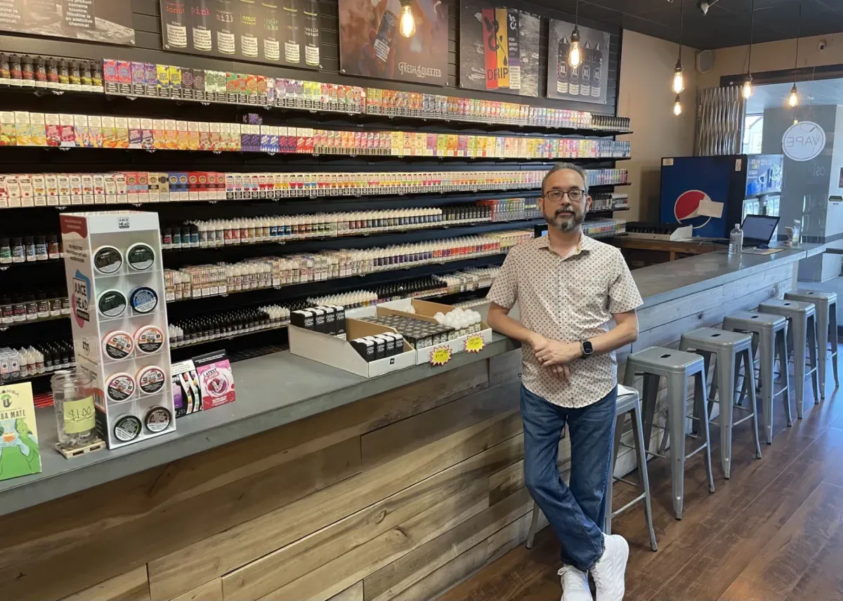 La industria de los cigarrillos electrónicos en Kentucky enfrenta una disminución debido a una nueva ley.