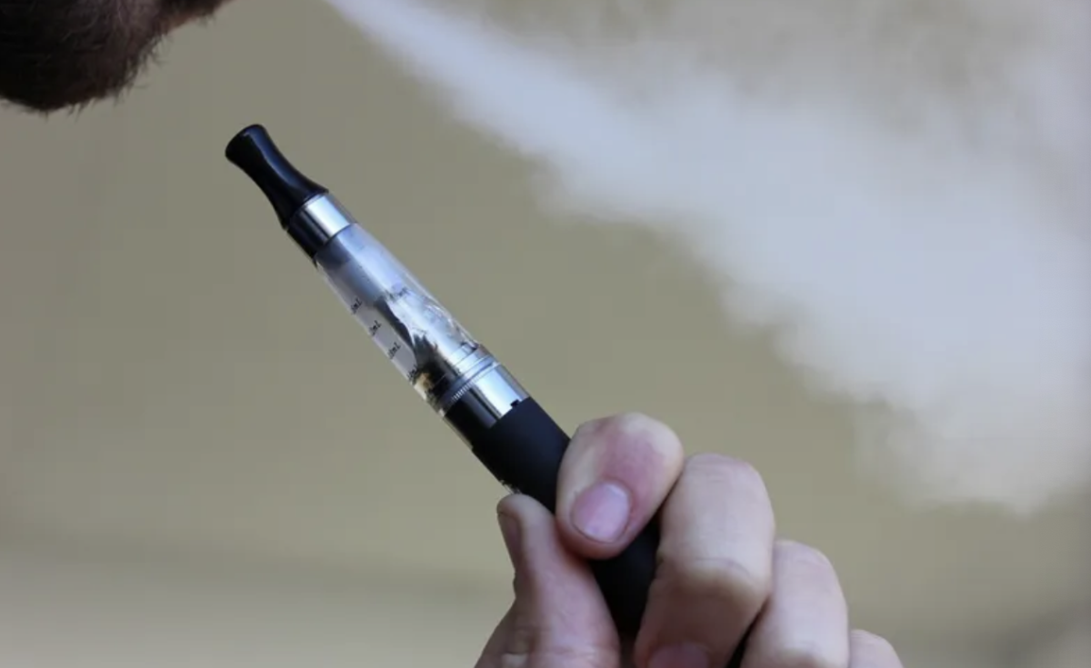 El Parlamento de Kenia considera regulaciones estrictas sobre los cigarrillos electrónicos y los pods de nicotina.