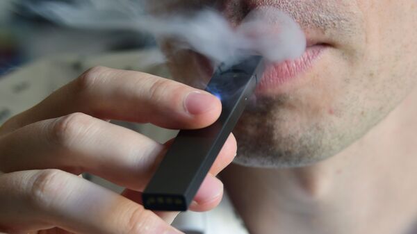 Las autoridades indias arrestan a 14 personas por venta ilegal de cigarrillos electrónicos y cuchillos.