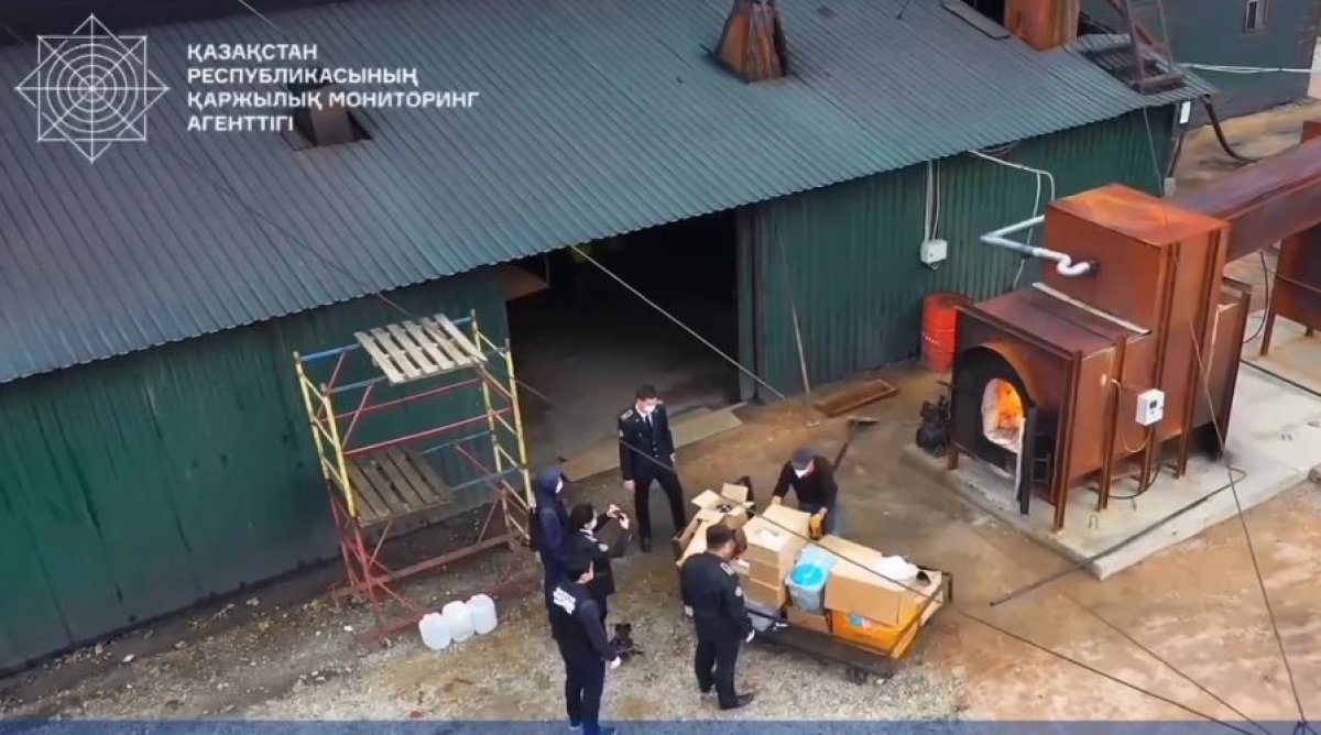 Autoridades de Kazajistán desmantelan la mayor instalación ilegal de producción de cigarrillos electrónicos.