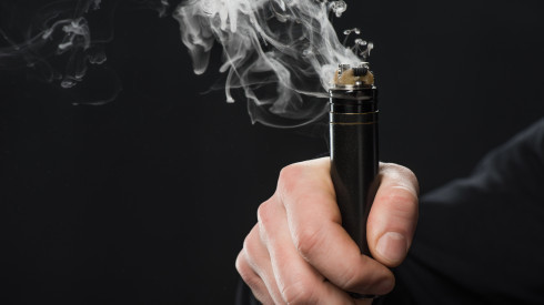 Autoridades de Kazajistán desmantelan la mayor instalación ilegal de producción de cigarrillos electrónicos.
