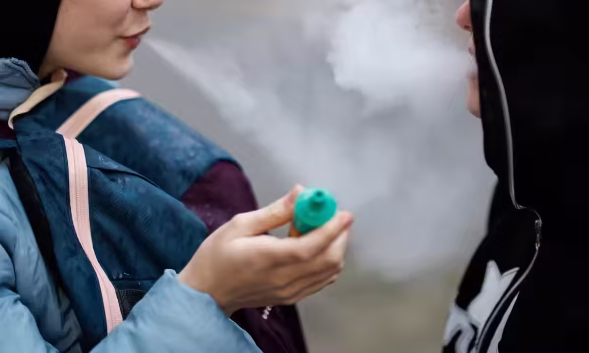 Expertos del Reino Unido advierten sobre la ineficacia de los cigarrillos electrónicos ecológicos.