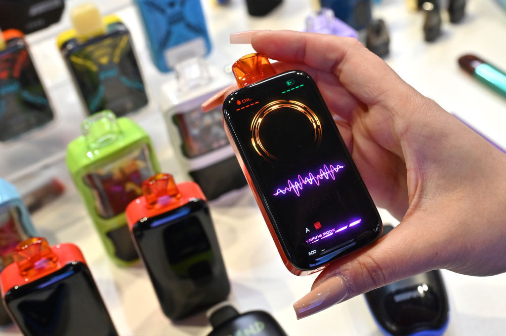 El auge de los cigarrillos electrónicos inteligentes desechables dirigidos a los adolescentes.
