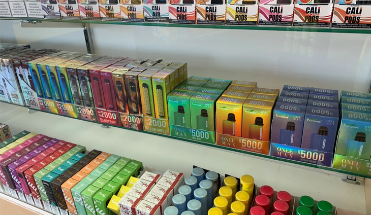 El gobierno del Reino Unido anuncia una prohibición completa de las ventas de cigarrillos electrónicos y restricciones.