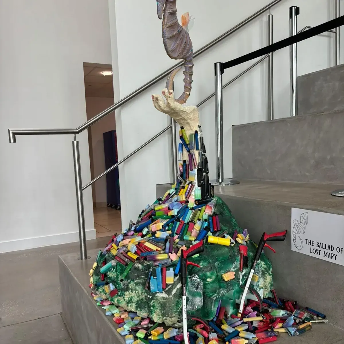 La Balada de Mary Perdida: Escultura de cigarrillo electrónico en Devon