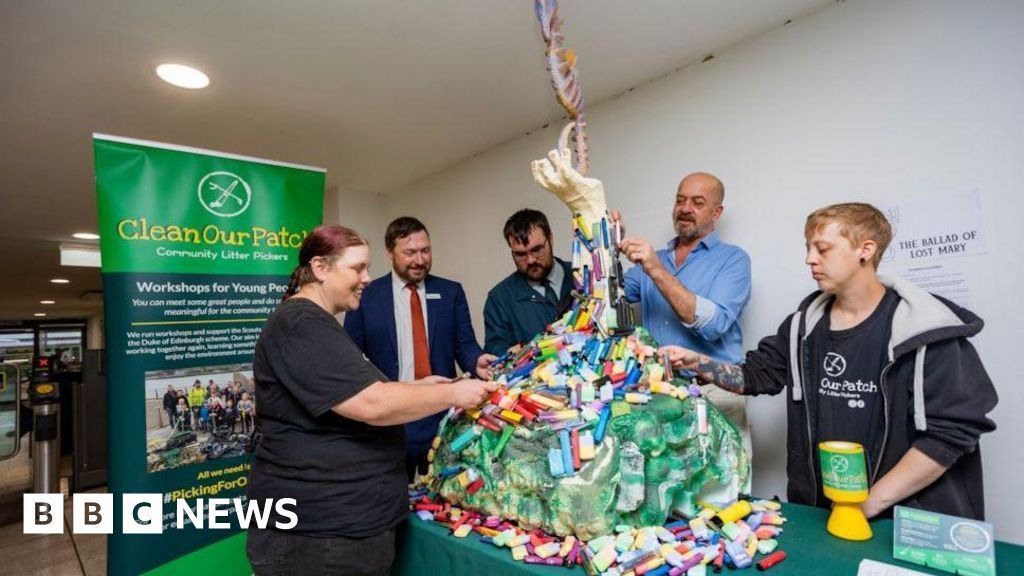 La Balada de Mary Perdida: Escultura de cigarrillo electrónico en Devon