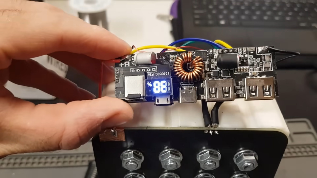 Inventor convierte los cigarrillos electrónicos desechables en una batería portátil.