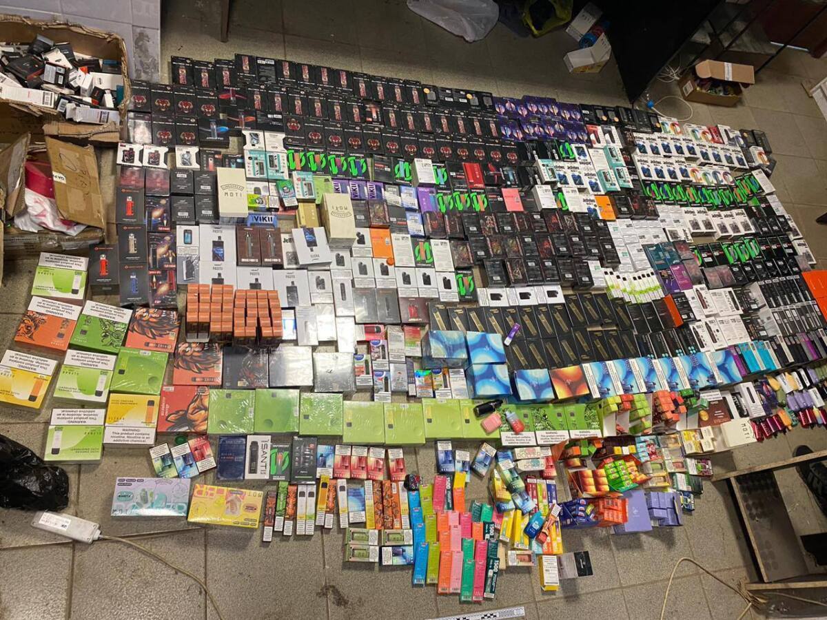 哈萨克斯坦警方查获逾1000支非法电子烟 涉及“ELFBAR”等多个品牌