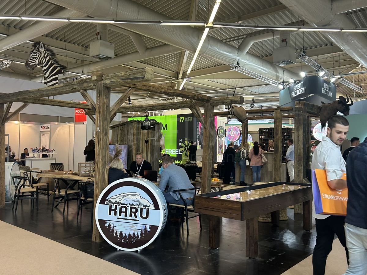 展会观察|本届尼古丁袋参展商骤增 馆外各品牌海报林立