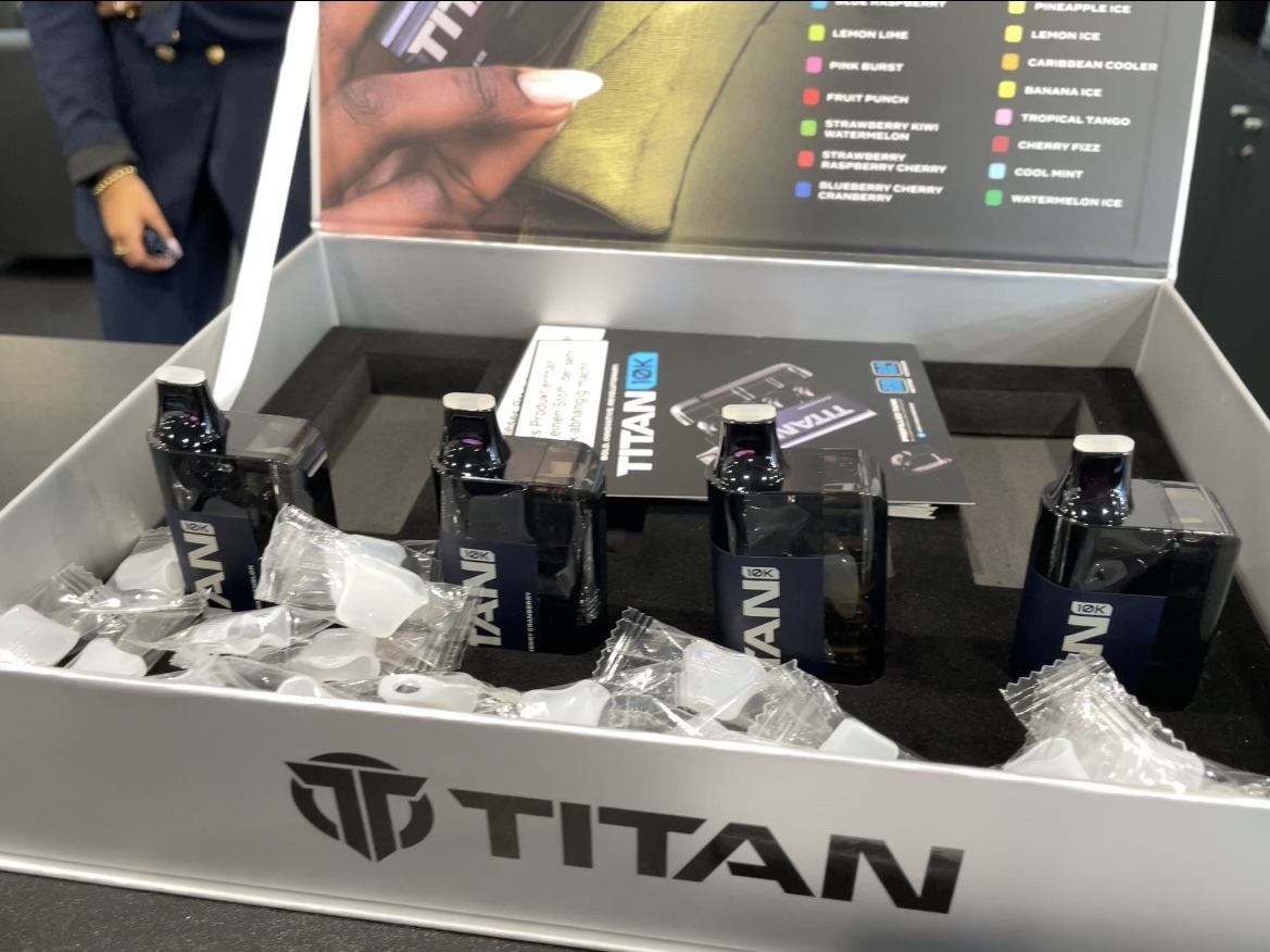 产品｜新款1万口大口数产品Titan 10k现身德展 透明烟弹设计成亮点