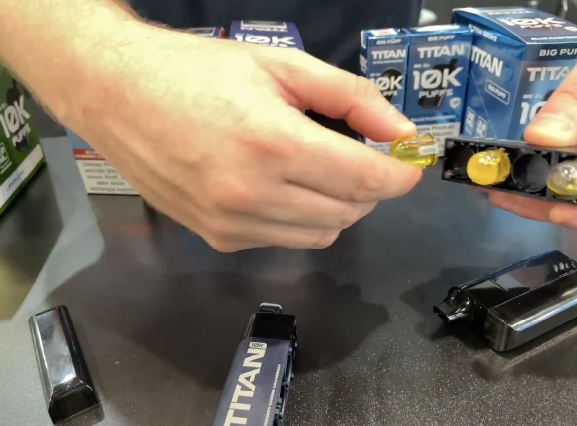 Titan 10K: Disposable e-cigarette with 20 flavors in UK