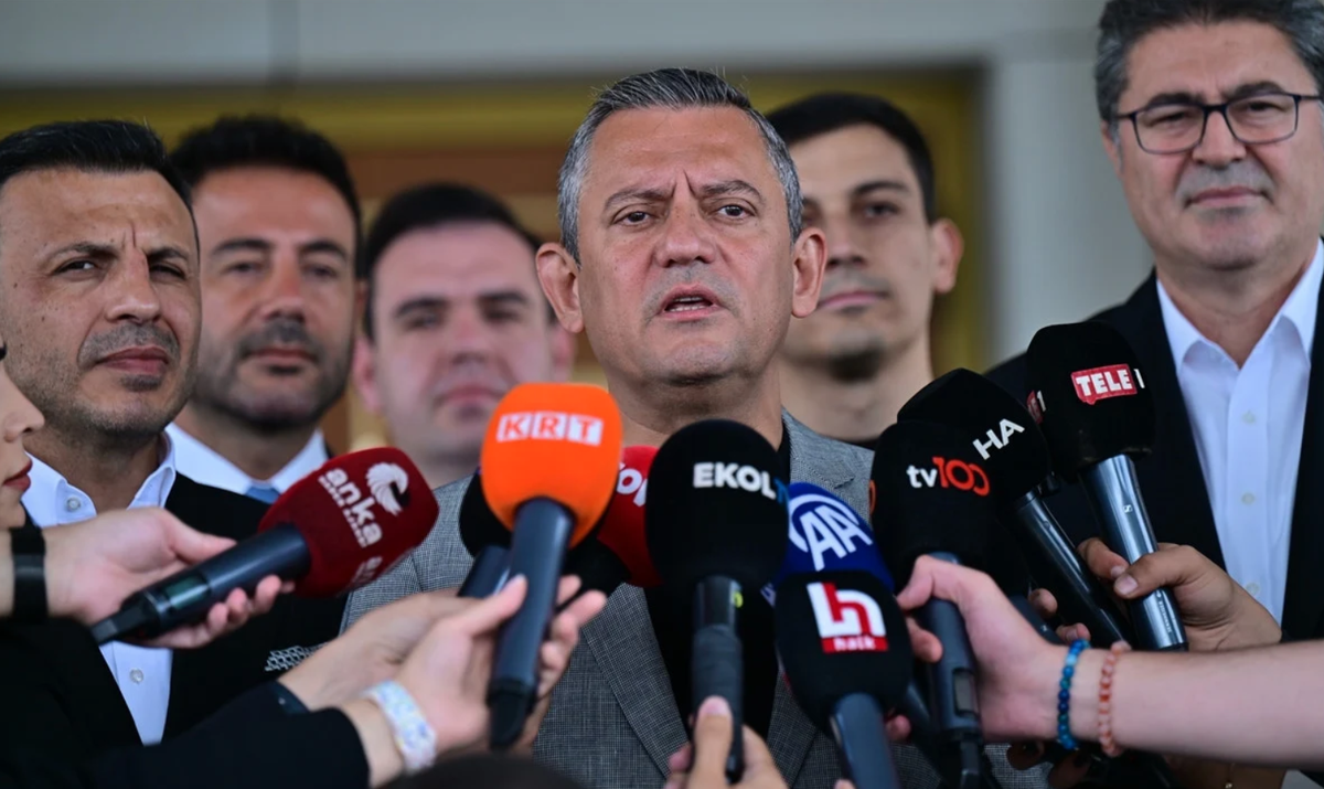 El presidente del CHP de Turquía, Özgür Özel, responde al contrabando de cigarrillos electrónicos.