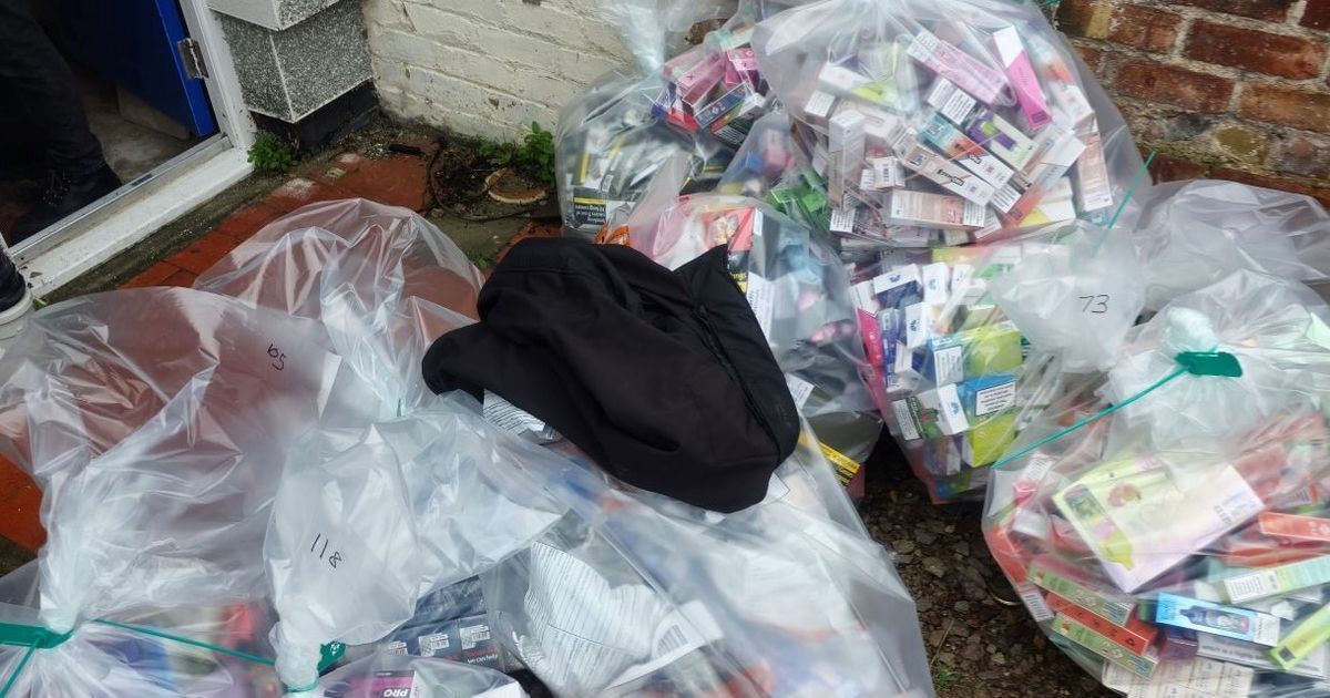 Redada policial en Conwy desvela tabaco ilegal y cigarrillos electrónicos.