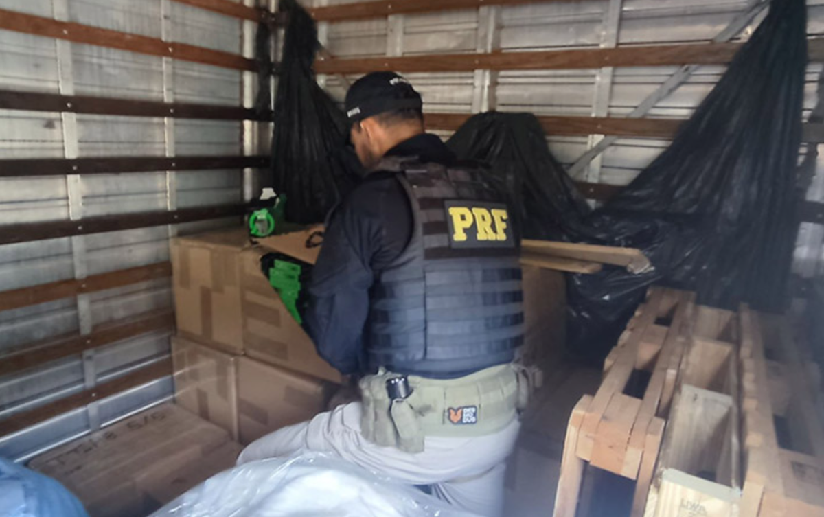 La Policía Federal de Brasil decomisa 7000 cigarrillos electrónicos ilegales en un control en carretera.
