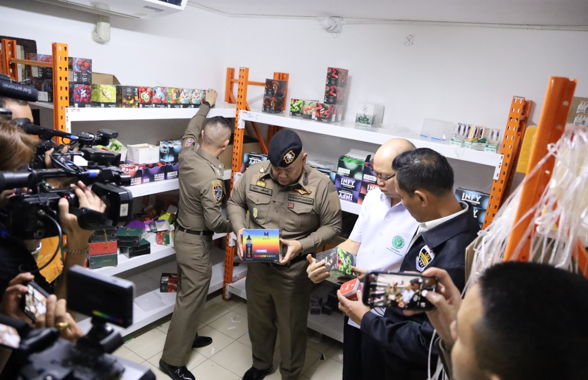 Las autoridades confiscan millones de dólares en cigarrillos electrónicos ilegales en una redada en Bangkok.