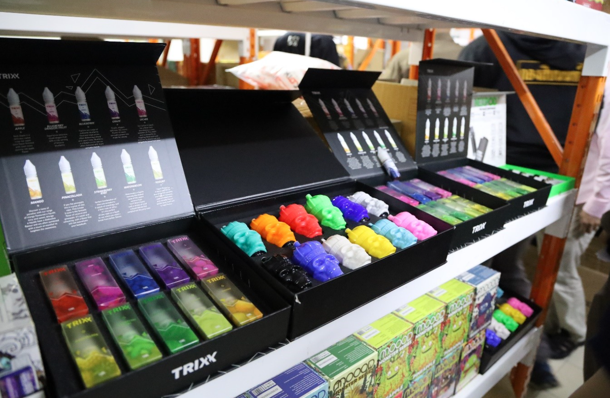 Las autoridades confiscan millones de dólares en cigarrillos electrónicos ilegales en una redada en Bangkok.