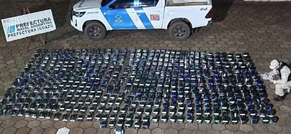 阿根廷海警截获超5000支非法电子烟 嫌疑人弃货逃往巴拉圭