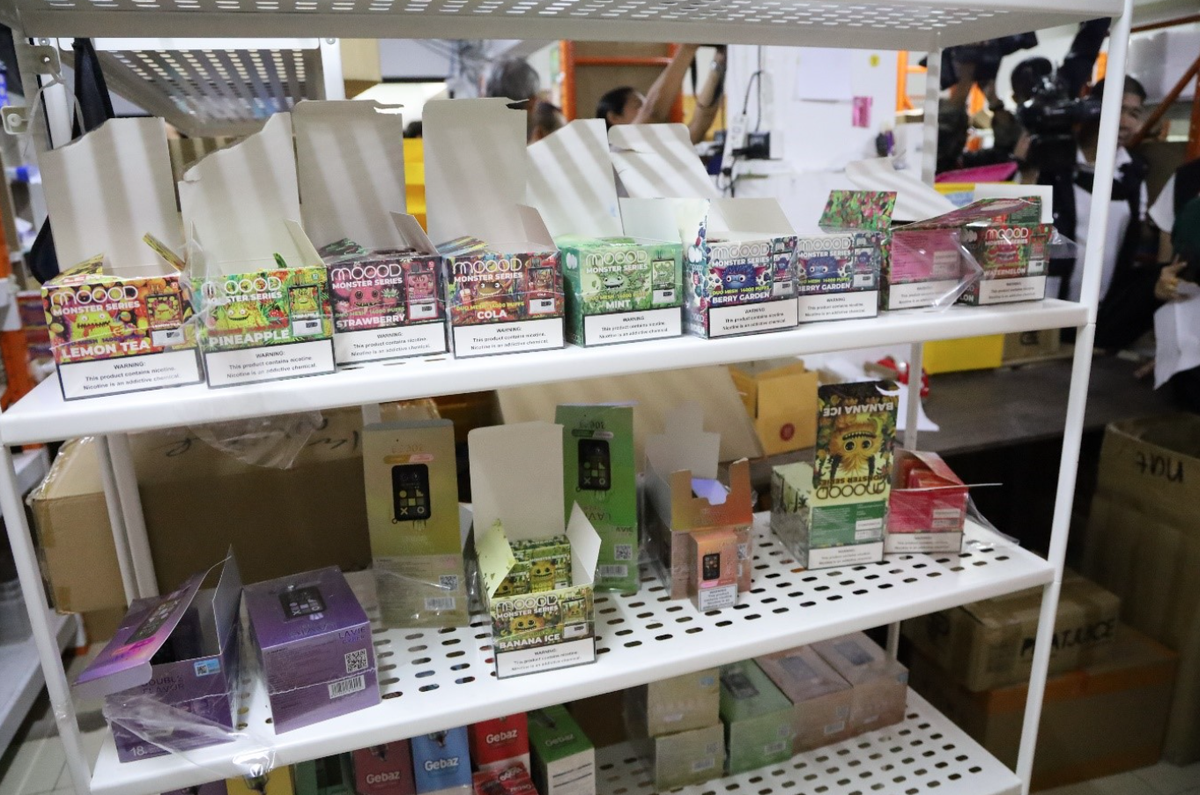 Las autoridades confiscan millones de dólares en cigarrillos electrónicos ilegales en una redada en Bangkok.