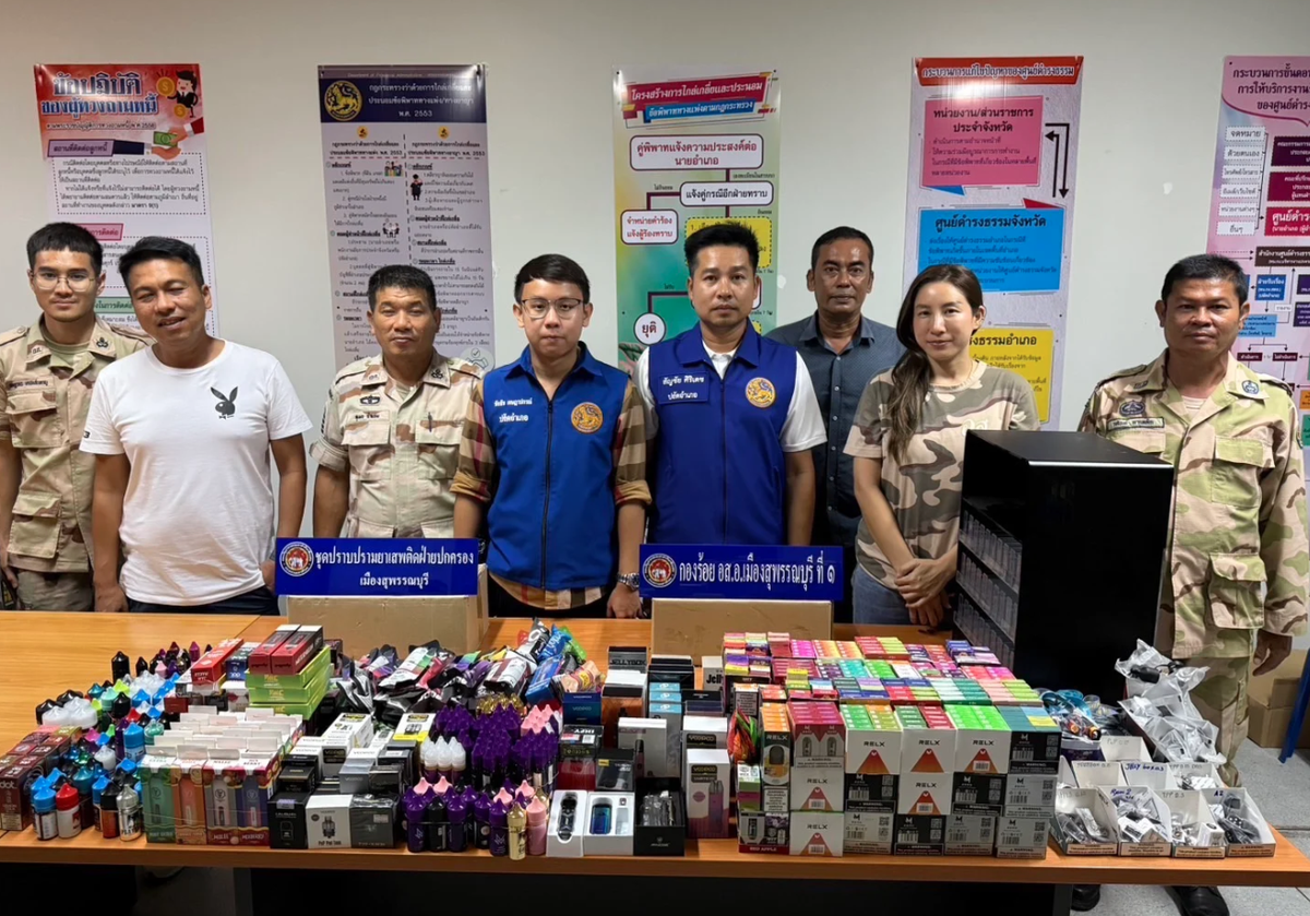 Autoridades tailandesas desmantelan tienda ilegal de cigarros electrónicos en Surat Thani.